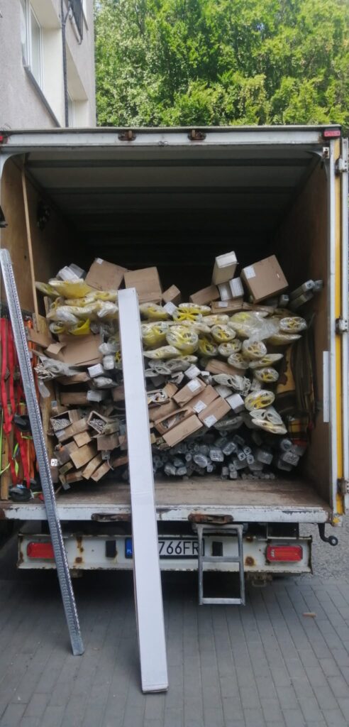 przeprowadzki, przeprowadzka, mieszkania, mieszkań, biura, dla firm, opróżnianie piwnic, utylizacja, opróżnianie mieszkań, strychów, garaży, magazynów, transport mebli, AGD, RTV, przewóz rzeczy, kartonów, łóżka, lodówki, pralki, okien, gabarytów, materacy